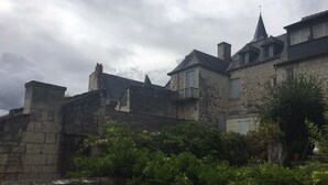 A historic stone building with multiple chimneys and a balcony. - Charming gîte in the Loire castles (Candes-Saint-Martin)