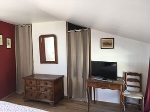 3 chambres, fer et planche à repasser, Wi-Fi, draps fournis