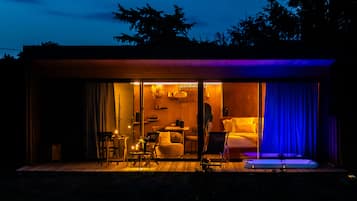Appartement Deluxe, salle de bains attenante | Bain à remous extérieur