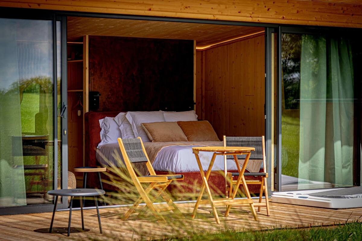 Deluxe Apartment, Private Bathroom, Courtyard View (à 2min de Montluçon) | 1 bedroom, Select Comfort beds, in-room safe, individually furnished