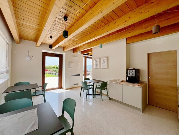 Dining - Room 'Amarone' Shared Garden and Wi-Fi (Illasi)