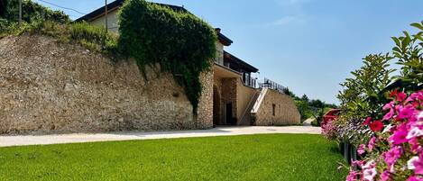 المنشأة من الخارج