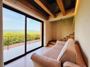 Interior - 45 m² Soundproof Room with Private Bathroom and Terrace – Up to 4 Guests (Illasi)