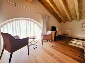 Interior - 45 m² Soundproof Room with Private Bathroom and Terrace – Up to 4 Guests (Illasi)