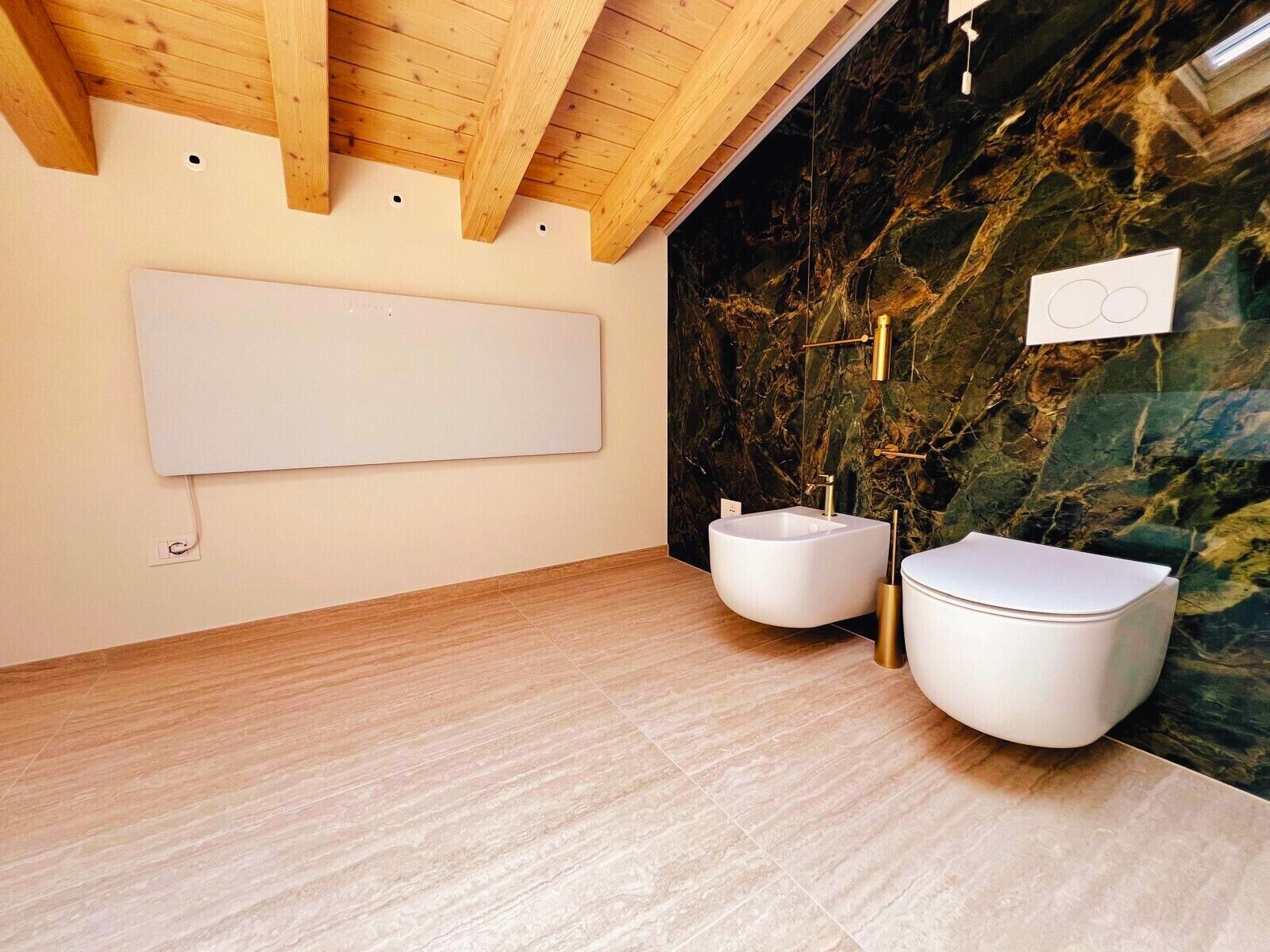 Een moderne badkamer met een marmeren wand, houten plafond en een groot whiteboard.