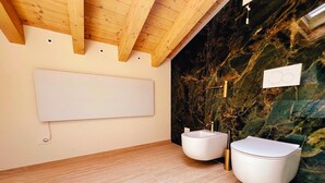 Un baño moderno con pared de mármol, techo de madera y una pizarra grande.