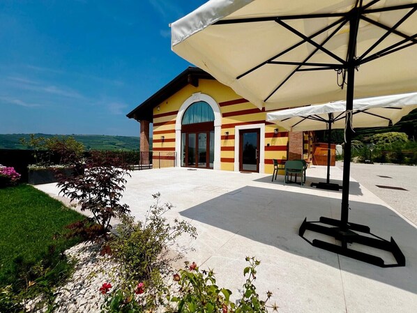 Exterior - Room 'Ripasso' with Mountain View, Private Terrace and Wi-Fi (Illasi)