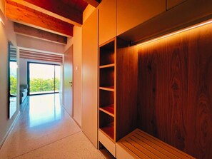 Interior - 45 m² Soundproof Room with Private Bathroom and Terrace – Up to 4 Guests (Illasi)