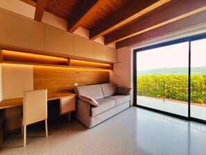 TV - 45 m² Soundproof Room with Private Bathroom and Terrace – Up to 4 Guests (Illasi)