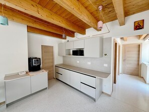 Interior - Room 'Ripasso' with Mountain View, Private Terrace and Wi-Fi (Illasi)