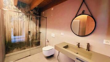 Douche, sèche-cheveux, serviettes fournies