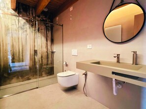 Shower, hair dryer - 45 m² Soundproof Room with Private Bathroom and Terrace – Up to 4 Guests (Illasi)