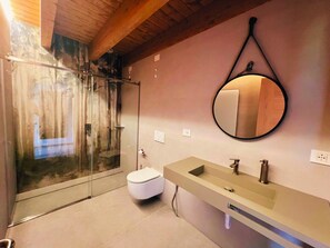 Shower, hair dryer - 45 m² Soundproof Room with Private Bathroom and Terrace – Up to 4 Guests (Illasi)