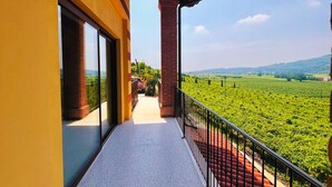 A balcony with a view of a vineyard. - 45 m² Soundproof Room with Private Bathroom and Terrace – Up to 4 Guests (Illasi)