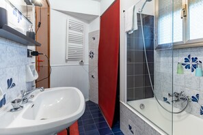 淋浴设施、吹风机、毛巾