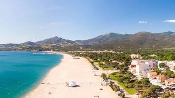 Una spiaggia nelle vicinanze