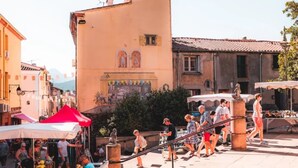 A bustling outdoor market area with steps leading up to a building with a mural. - Apartment 'Proche Mer' with Shared Pool, Wi-Fi and Air Conditioning (Argelès-sur-Mer)