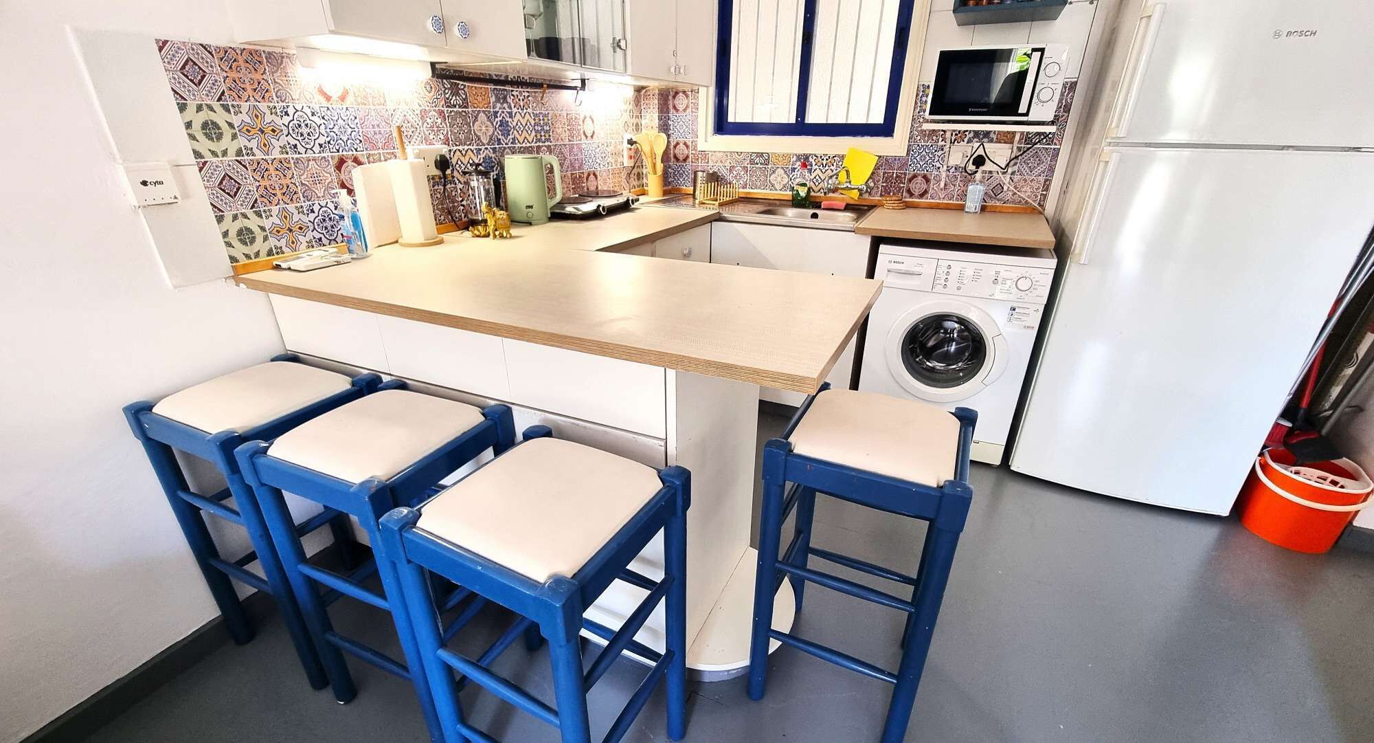 Fridge, microwave, stovetop, dishwasher