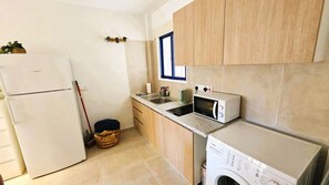 Fridge, microwave, stovetop, dishwasher - Boho Greek Haven w/ Orange Grove Views Near Beach (Larnaka)