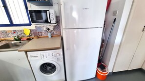 Réfrigérateur, four à micro-ondes, surface de cuisson, lave-vaisselle