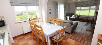 Cassidy Cottages No.4. Cosy and peaceful 3 bed cottage with lake views.