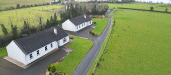 Cassidy Cottages No.4. Cosy and peaceful 3 bed cottage with lake views.