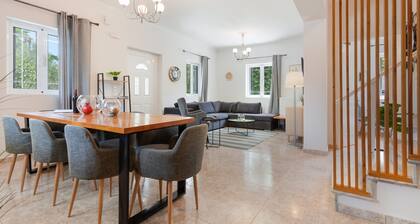 Villa 'Ruvelis' with Mountain View, Wi-Fi and Air Conditioning