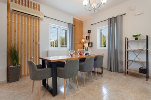 Dining - Villa 'Ruvelis' with Mountain View, Wi-Fi and Air Conditioning (Artemisia)