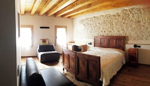 Quadruple Room, Hill View