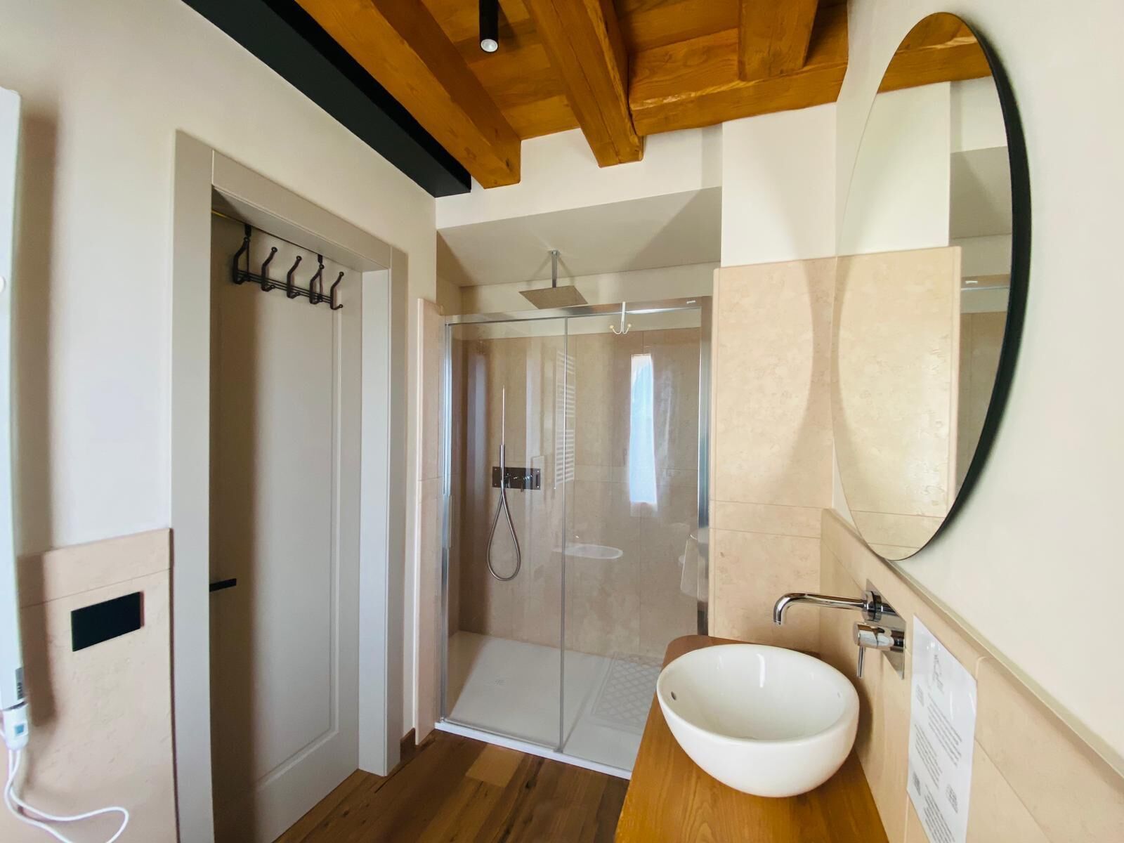Kamar Quadruple, pemandangan bukit | Kamar mandi | Shower, kloset, handuk, dan sabun