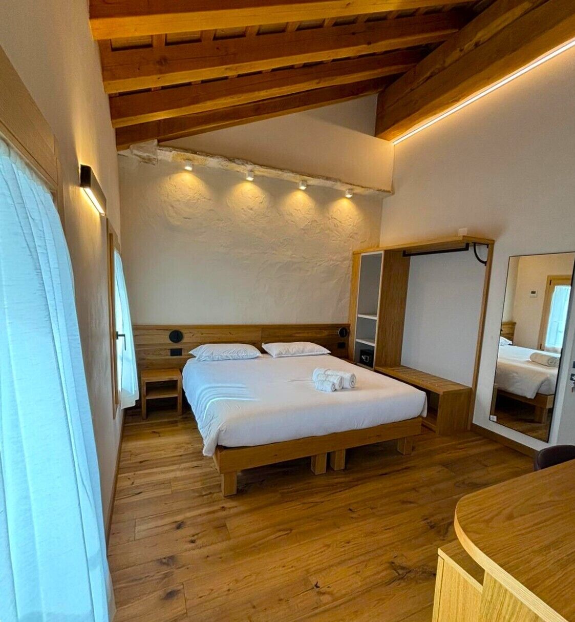 Habitación con 1 cama matrimonial o 2 individuales | Caja de seguridad en la habitación, escritorio y cunas gratuitas 