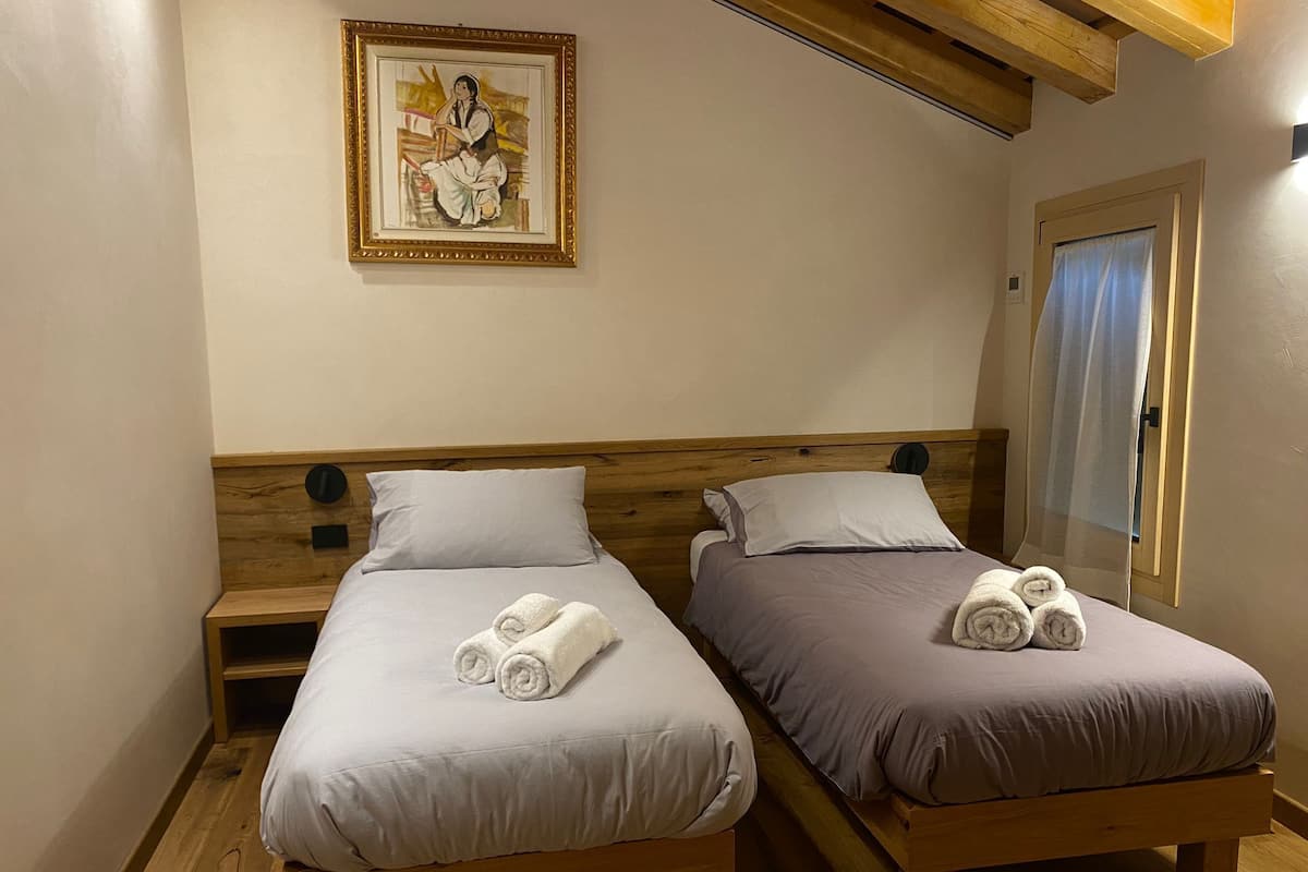 Kamer, 1 twee- of 2 eenpersoonsbedden | Een kluis op de kamer, een bureau, gratis babybedden, gratis wifi