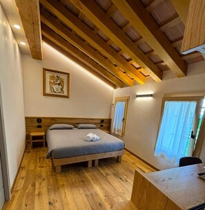 Herbergi fyrir tvo | Öryggishólf í herbergi, skrifborð, ókeypis vöggur/ungbarnarúm