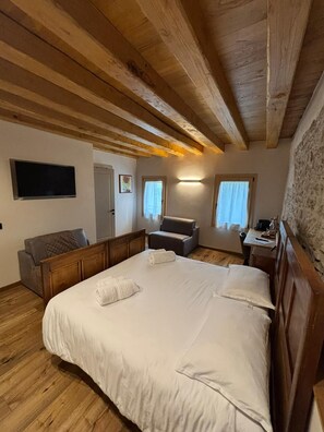 Quadruple Room, Hill View | In-room safe, desk, free cots/infant beds, free WiFi - Casa Tormena (Valdobbiadene)