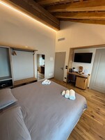 Habitación con 1 cama doble o 2 individuales | Caja fuerte, escritorio, cunas gratuitas y wifi gratis