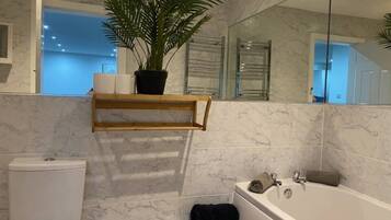 Apartment, 2 Bedrooms | Bathroom