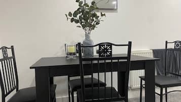 Apartment, 2 Bedrooms | Dining room