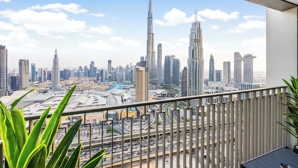 Un balcon offrant une vue sur le paysage urbain de Dubaï, notamment sur le Burj Khalifa.
