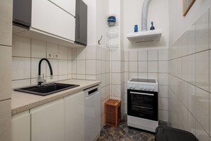 Réfrigérateur, four, plaque de cuisson, bouilloire électrique
