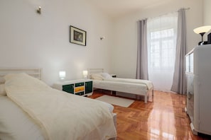 2 quartos, ferros/tábuas de passar roupa, Wi-Fi de cortesia
