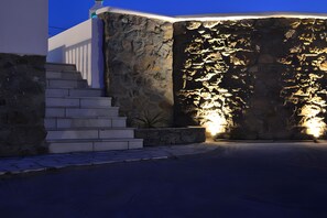 المنطقة المحيطة بالمنشأة