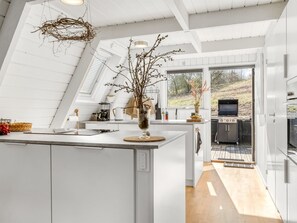 Kühlschrank, Geschirrspüler, Kochgeschirr/Geschirr/Besteck