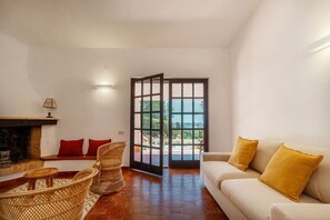 Smart TV, fireplace - VILLA LENTISCHIO, just a few steps from the crystal-clear sea of Solanas (SINNAI)