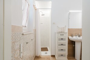 Regadera, secadora de cabello, toallas 