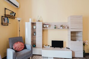 TV, ping pong - Apartment 'L'eleganza Del Riccio' with Sea View, Wi-Fi and Air Conditioning (Trapani)