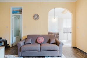 TV, ping pong - Apartment 'L'eleganza Del Riccio' with Sea View, Wi-Fi and Air Conditioning (Trapani)