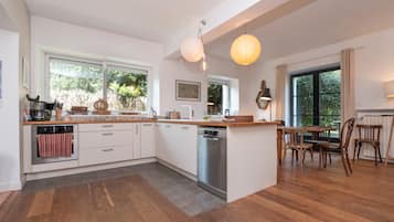 Fridge, oven, stovetop, dishwasher