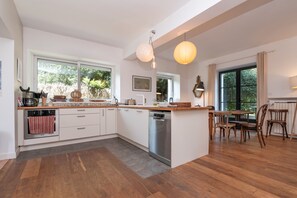 Réfrigérateur, un four, surface de cuisson, lave-vaisselle