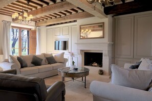 TV, fireplace, stereo