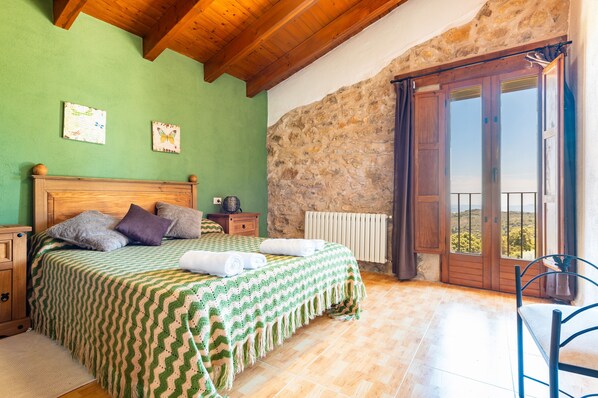 5 bedrooms, iron/ironing board, free WiFi, bed sheets